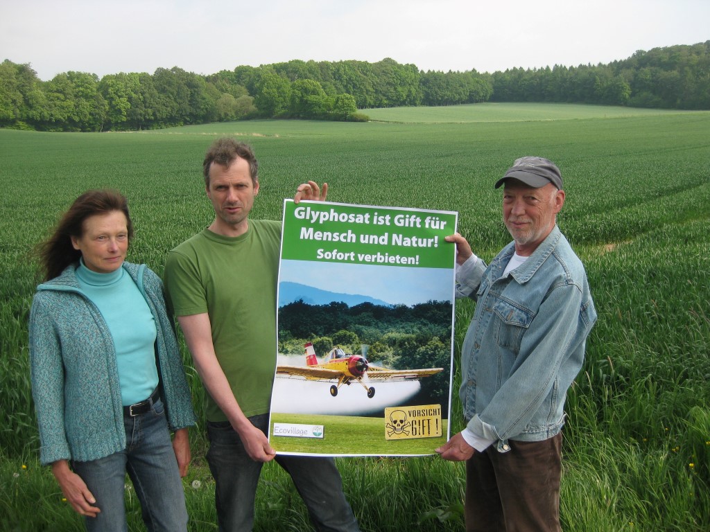 Demo gegen Glyphosat, von links: Mäggi Eisermann, 2.Vorsitzende, Biobäckermeister Markus Knuf, Mitglied, Rolf Brinkmann, 1.Vorsitzender